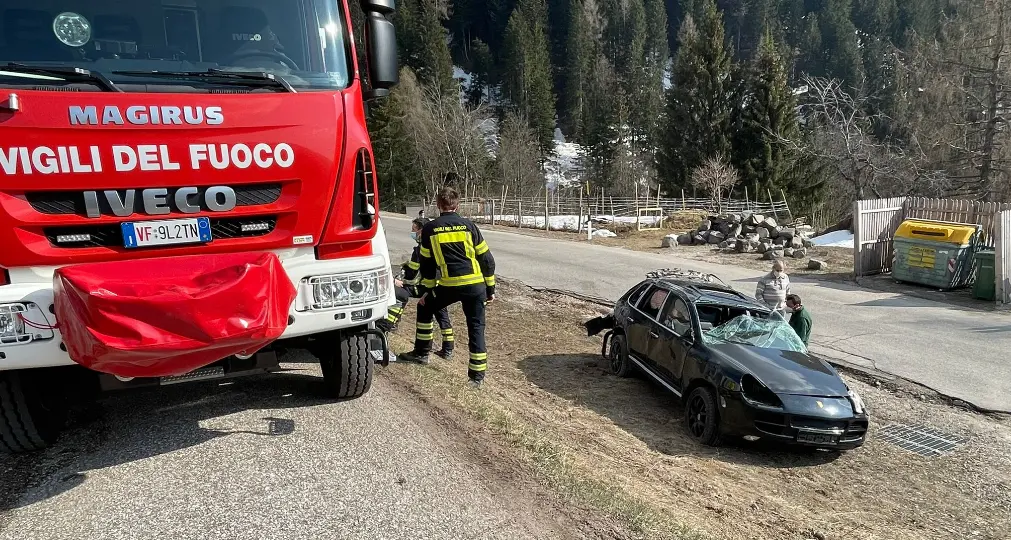 Schianto contro un palo a Palù del Ferasina: è deceduto il guidatore, un 46enne di Fierozzo