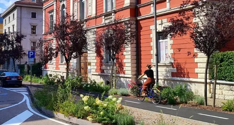 Aperta la pista ciclabile di via Grazioli a Trento: 650 metri dalle Dame di Sion a piazza Venezia, via tutti i parcheggi