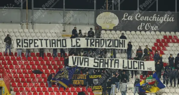 I siti ultra del web mandano in orbita la foto dei tifosi del Trento a Vicenza (con lo striscione tradizionalista)