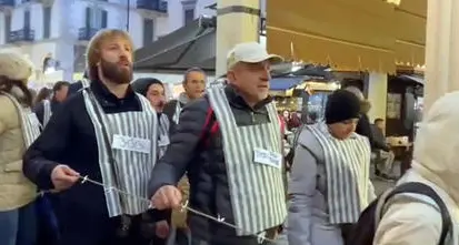 Sfilano alla manifestazione no-vax con vesti a strisce come i deportati, indignazione anche a Trento
