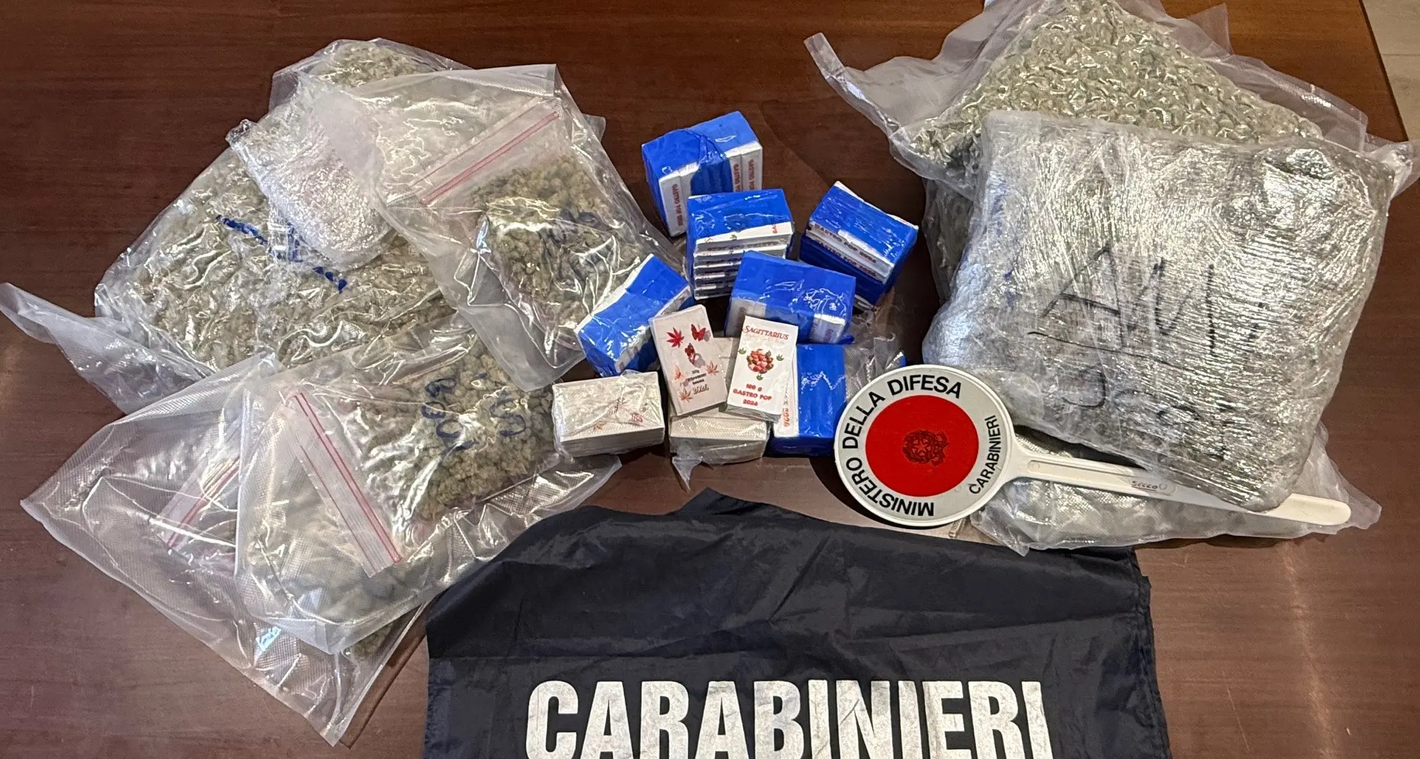 L’allarme: oltre 10 chili di droga sequestrati da carabinieri a Trento nell’ultimo mese