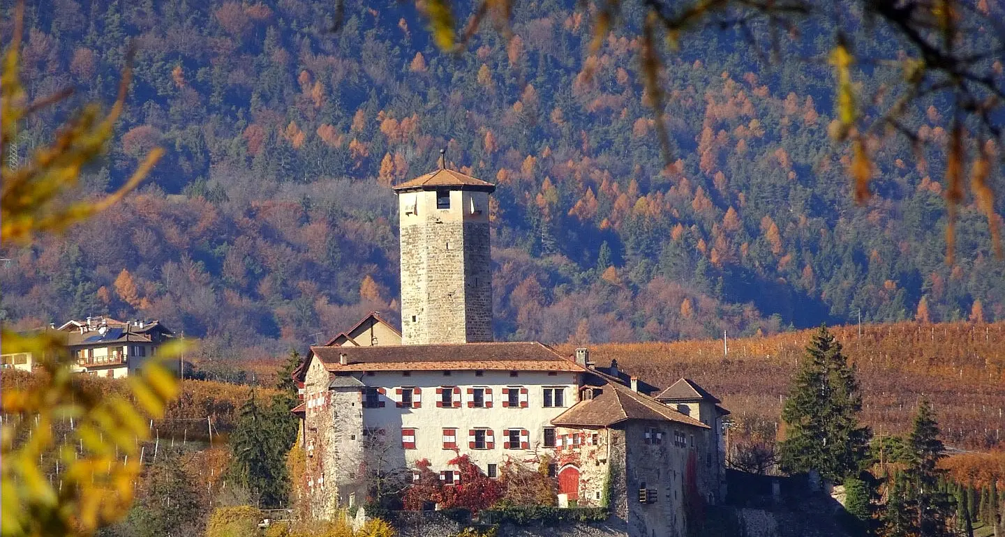 Venduto alla Provincia, Castel Valer apre le porte ai visitatori: solo su prenotazione, ecco calendario e orari
