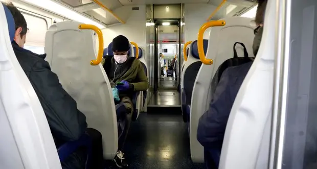 Minacciato con una pistola sul treno regionale, straniero sotto shock: “Mi ha chiesto di che religiose sono”