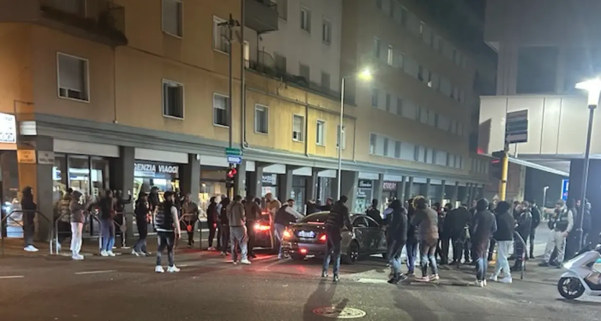 Disordini a Trento: un gruppo di giovane alterati blocca le auto in via Perini