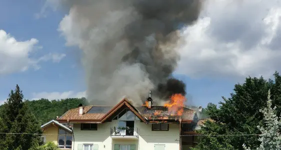 Incendio a Segno, in fiamme il tetto di una casa, in azione i vigili del fuoco