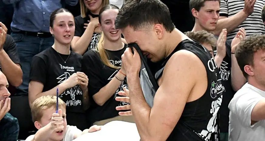 Le lacrime di un campione, l’entusiasmo di un bambino: la magia dello sport in una foto