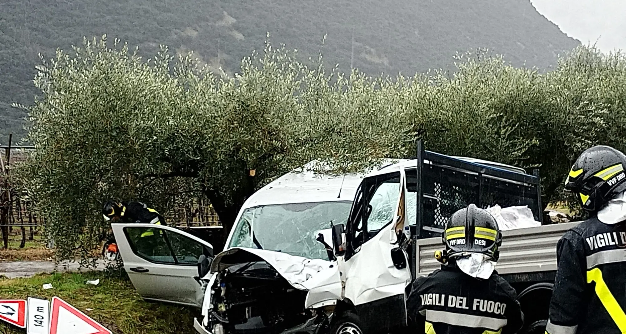 Dro, scontro frontale fra due auto sulla retta, tre feriti soccorsi con l'elicottero