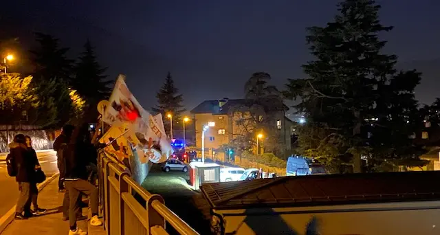 Circonvallazione ferroviaria, protesta No-Tav alla trivella di via Spalliera: bandiere, slogan e padelle contro i carotaggi