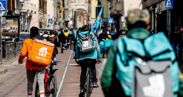 I riders lavorano al caldo e non hanno alternative: \"Diritti garantiti solo con un contratto di lavoro dipendente\"