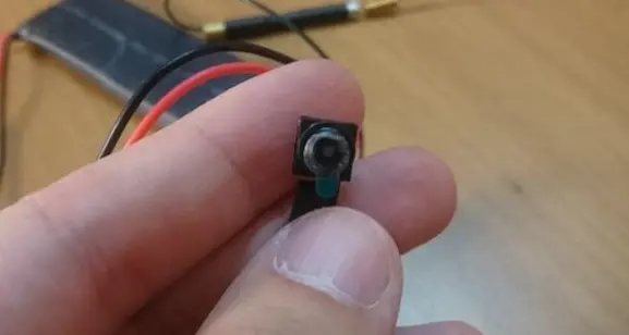 Telecamera nella maglietta e micro-auricolare da spia per l’esame della patente