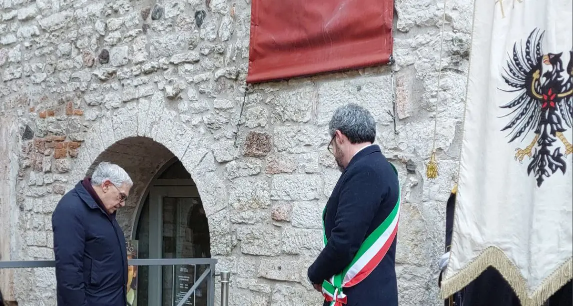 Nuova targa ai piedi della Torre Civica per ricordare gli Ebrei trucidati a Trento nel 1400 per il Simonino