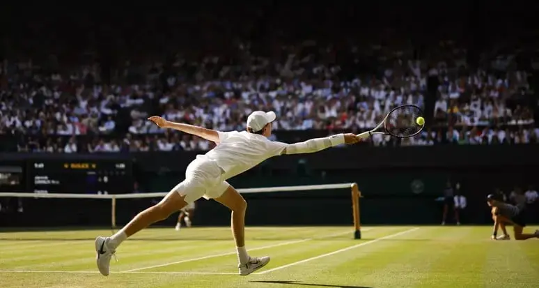 Sinner ribalta la finale: avanti 2-1 su Alcaraz a Wimbledon