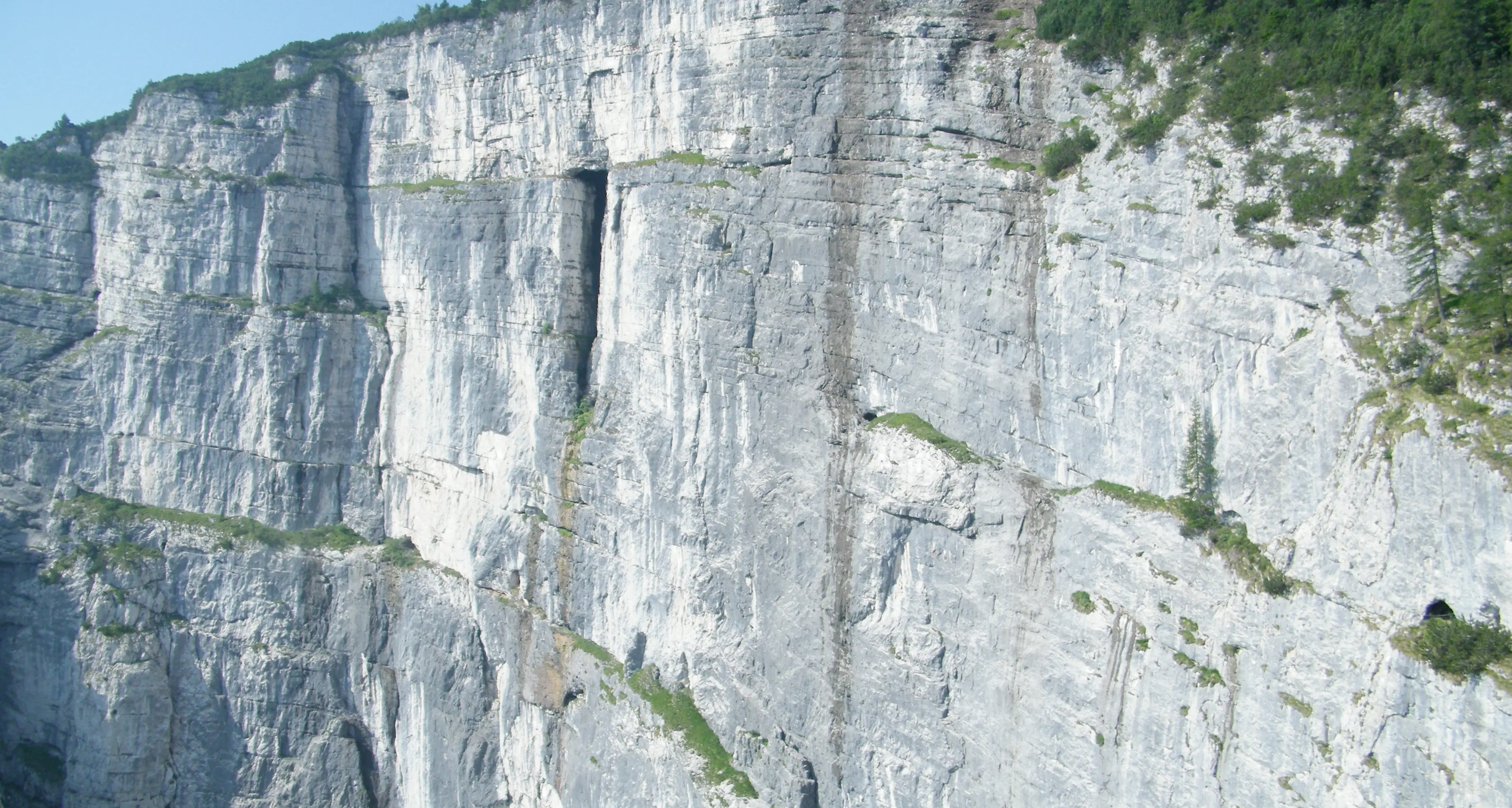 Base jumper precipita e si schianta in Paganella