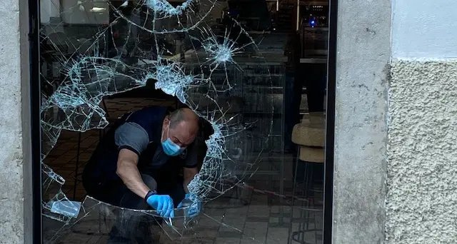Notte di spaccate in centro a Trento: vetrine a pezzi al Bar Posta e alla Farmacia Santa Croce