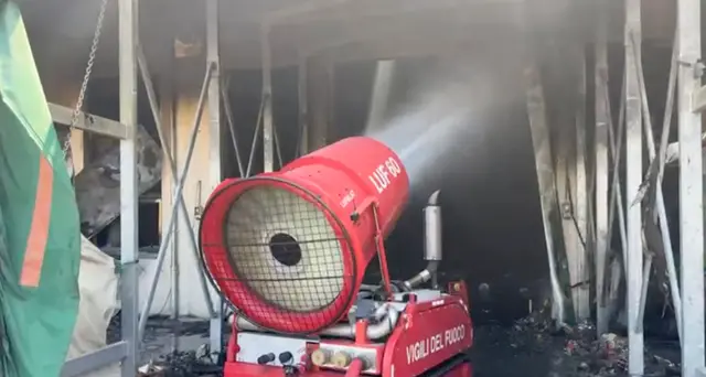 Incendio alla Lazzaroni: in azione un altro robot, danni per un milione