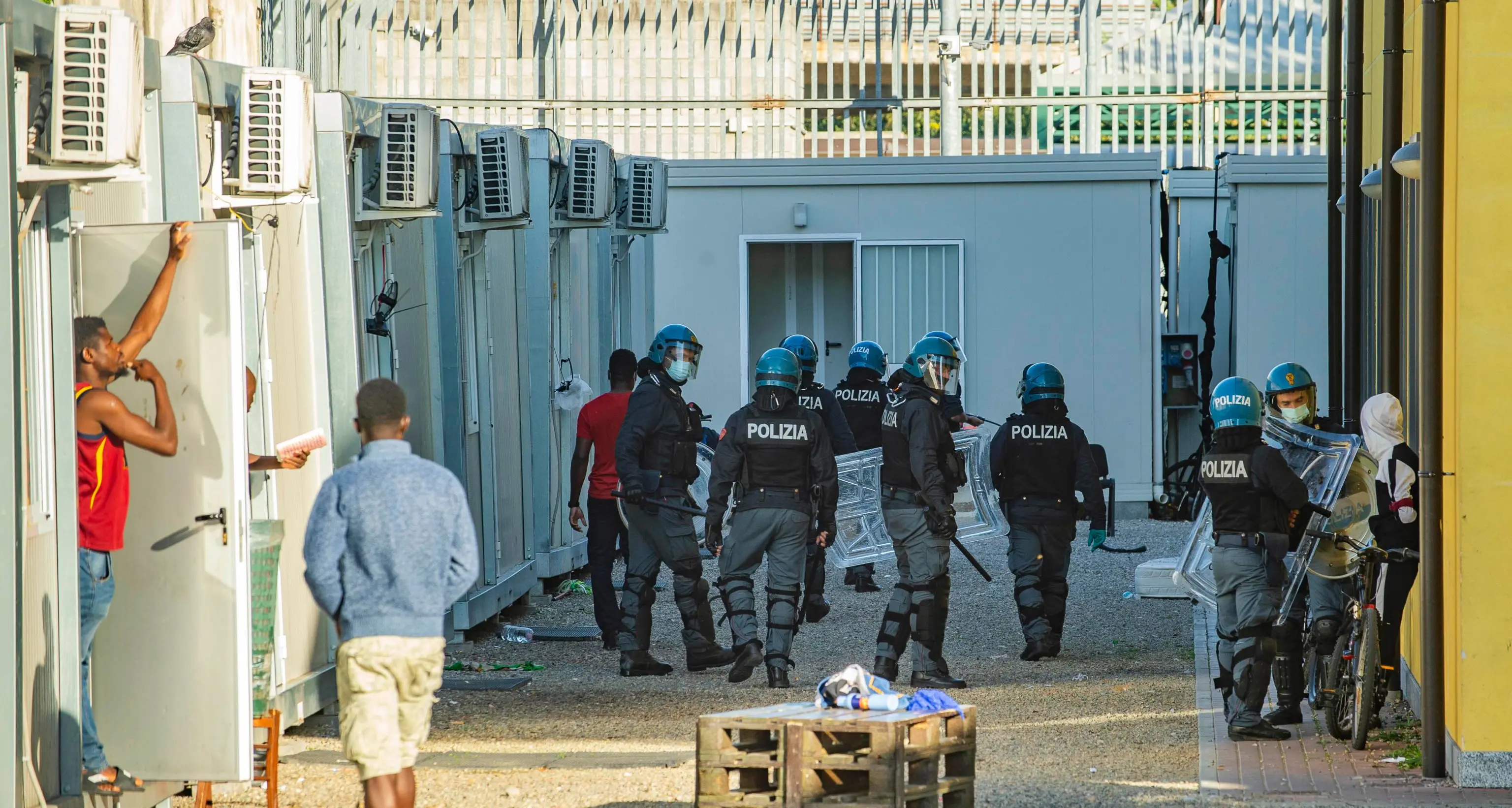 Sequestrato il CPR di Milano: migranti in condizioni disumane, mentre l’azienda che lo gestiva prendeva 4 milioni l’anno