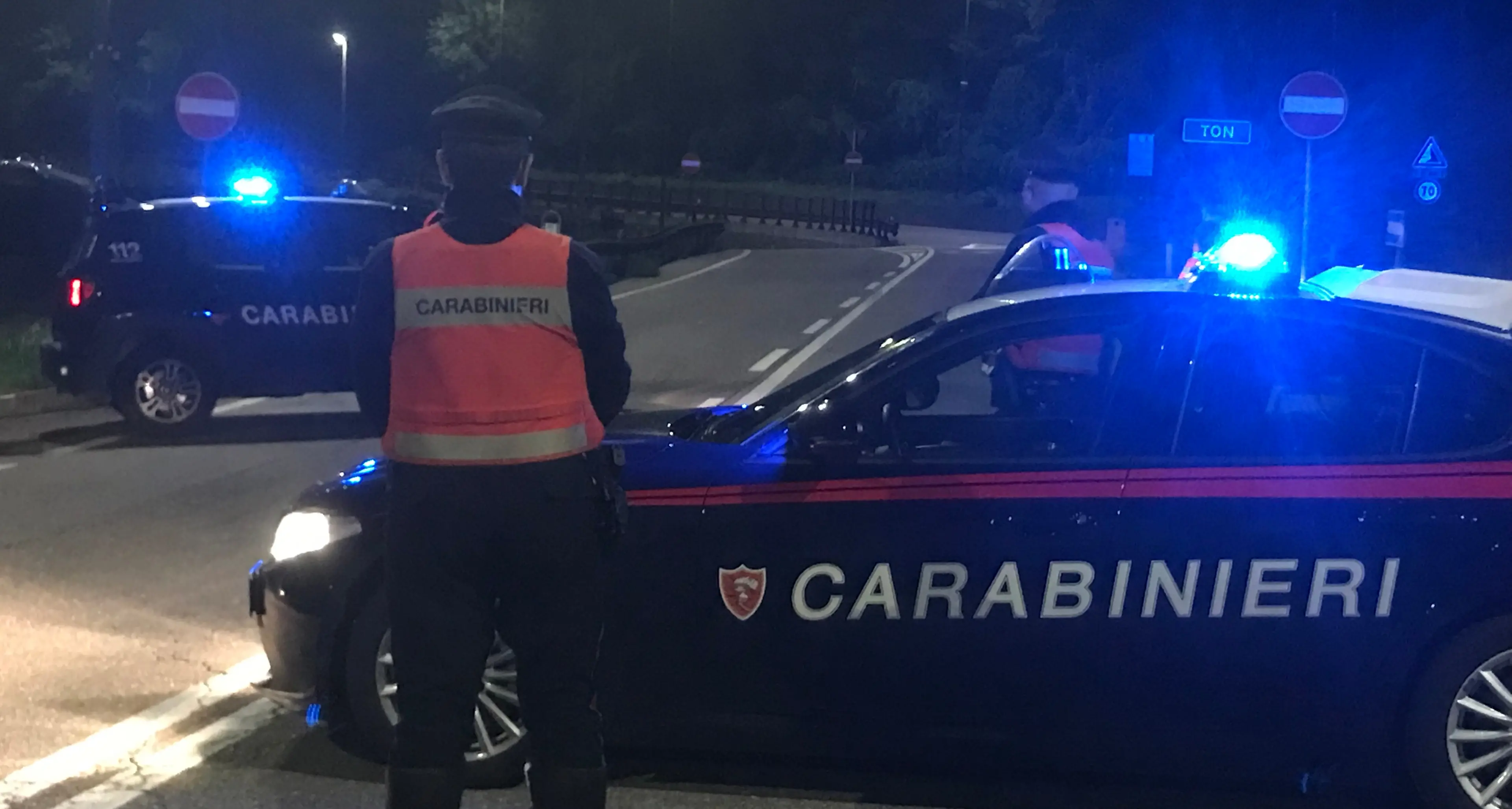 Quei bravi turisti nelle Valli del Noce: taser, mazze e anche una pistola sequestrate da Carabinieri