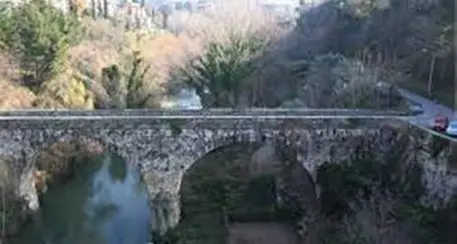 Sta per lanciarsi dal ponte, salvata da un poliziotto fuori servizio