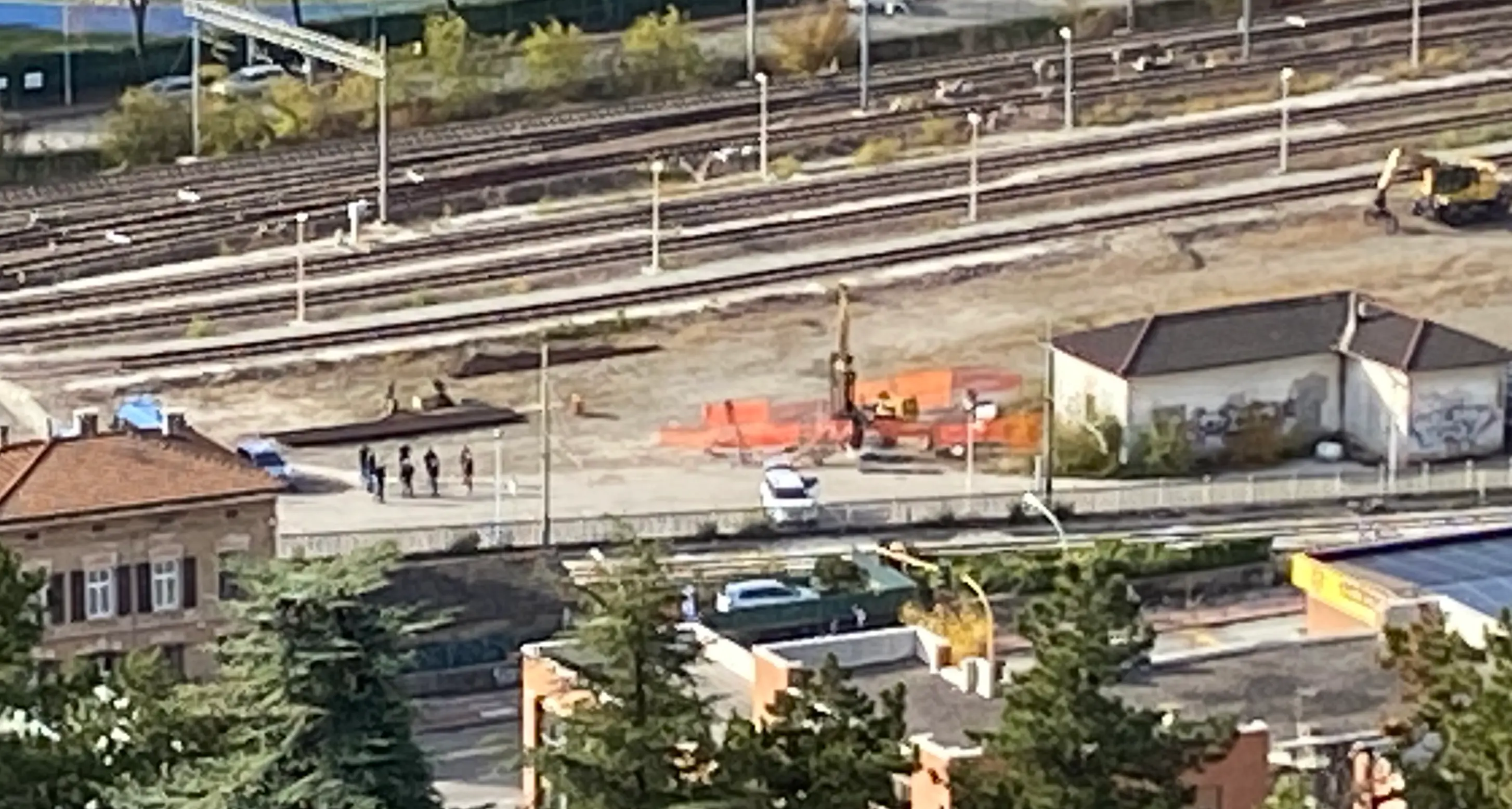 In via Brennero parte la trivella per la Tav, senza comunicazioni alla popolazione, e Ianeselli spiega che «è un intervento non invasivo di un progetto ormai noto a tutti»