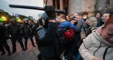 Chi protesta contro la guerra a Mosca viene \"arruolato\" immediatamente