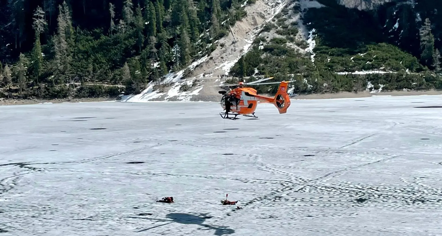 Braies, un altro salvataggio nel lago ghiacciato: tre persone cadono per recuperare un bambino, tutti in ospedale con grave ipotermia