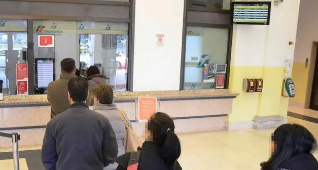 Ferrovieri no-vax: la biglietteria della stazione di Trento a orario ridotto, con chiusure alle 16,30 o apertura ritardata alle 8,30