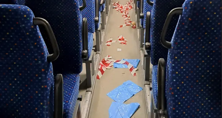 Risse, sporcizia, vomito e anche peggio: scenario da incubo sulle corriere a Tione