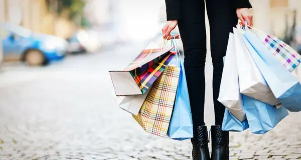 Assegno di mantenimento revocato, l'ex moglie spendeva i soldi per shopping e spese futili