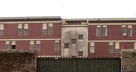 Sette giovani detenuti evadono dal carcere minorile Beccaria a Milano: due ripresi