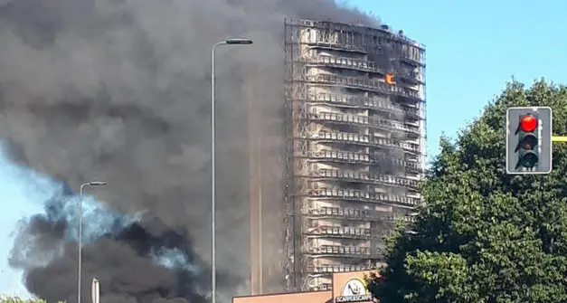 Incendio a Milano, in fiamme un grattacielo, centinaia di evacuati