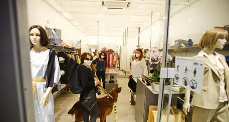 Vietato aprire le porte dei negozi se il riscaldamento è acceso: l'ordinanza del Comune di Trento