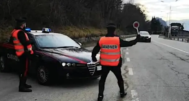 Insegue l'auto dell'ex moglie e cerca di speronarla: arrestato un trentenne romeno, lei era fuggita in Trentino per salvarsi