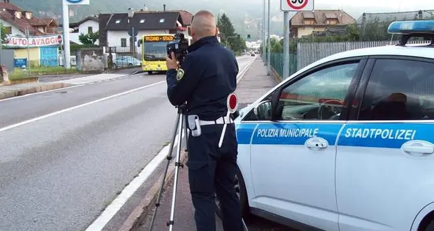 Sfreccia a 94 alll'ora in centro Patente ritirata a una ragazza