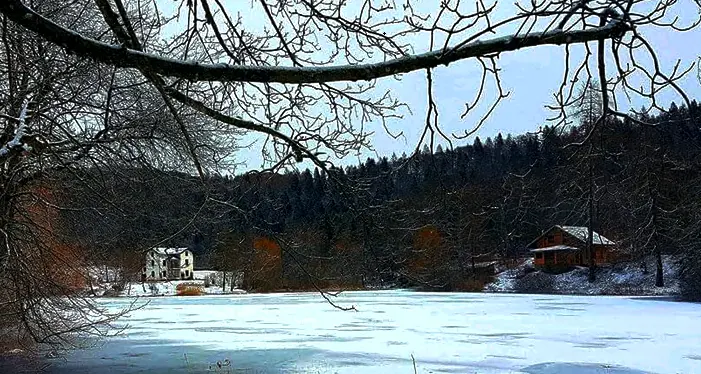 Lago di Cei, raggiungono un isolotto passando sul ghiaccio che poi si scioglie Per recuperarli arrivano i sommozzatori