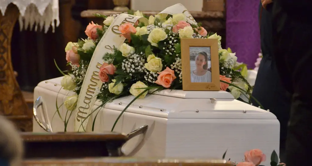 L'abbraccio a Valeria Artini morta nell'incidente di Preore «Resterai nei nostri cuori»