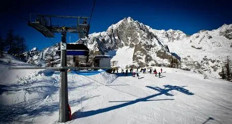 Dpcm, sulle riaperture natalizie la Valle d'Aosta sfida il governo con una legge regionale