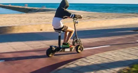 Monopattino con la sella: comodo, ma non omologato. Una bolzanina prende 1.100 euro di multa