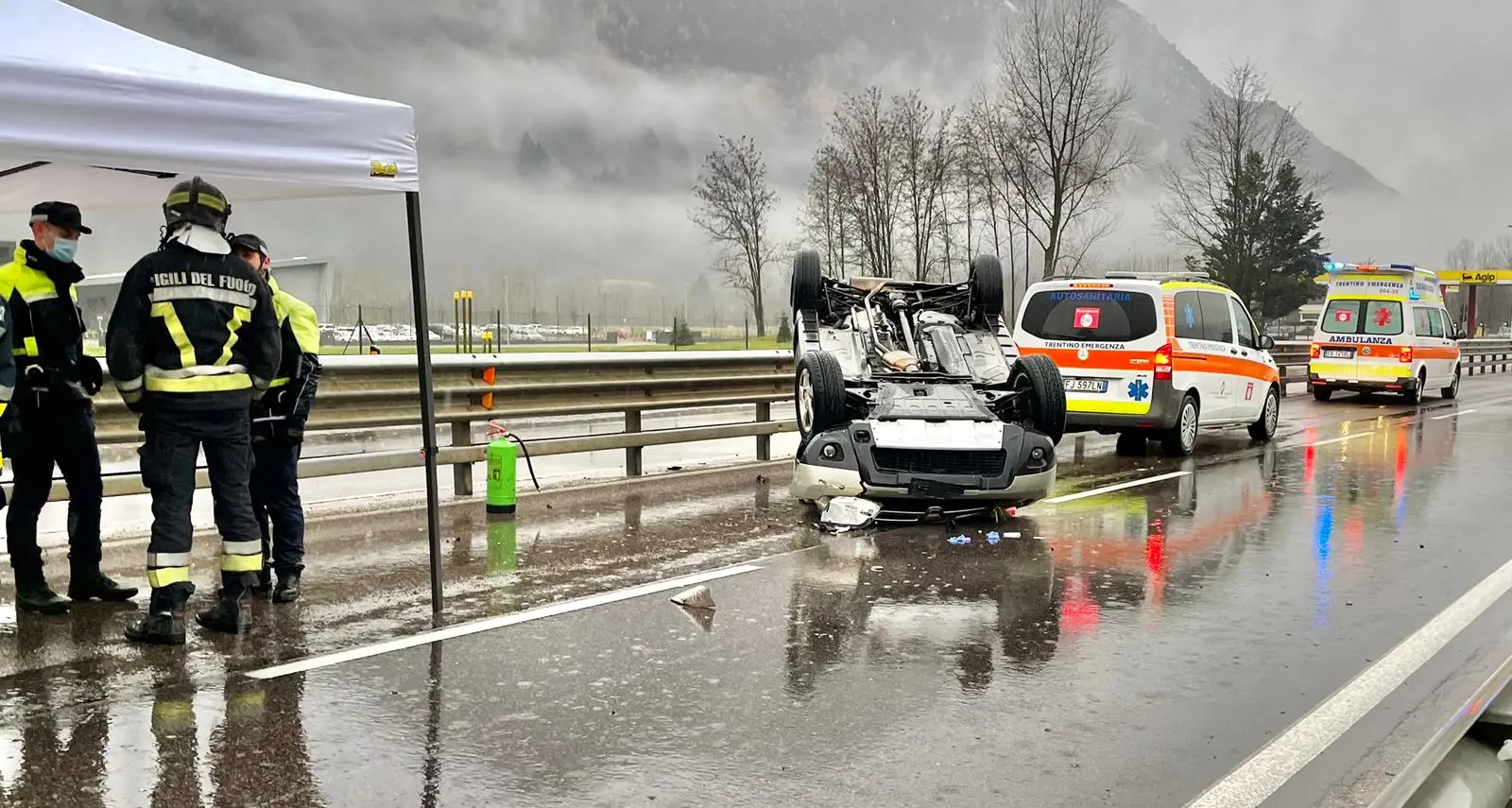 Cirè, auto finisce ruote all'aria Una persona finisce in ospedale