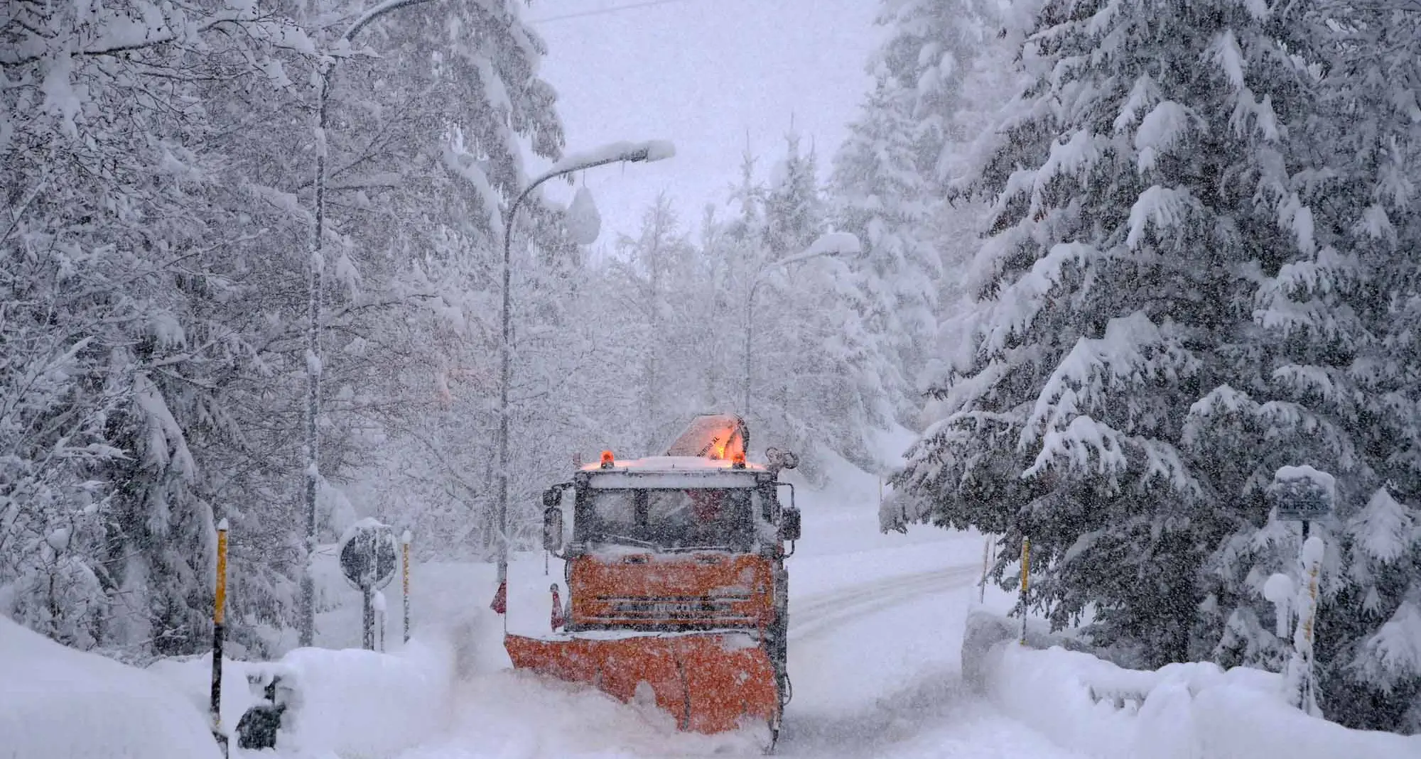 Forti nevicate in montagna, pioggia battente a fondovalle Rischio valanghe, disagi sulle strade per alberi caduti Sopra quota 1.500 oggi previsto un metro di neve fresca