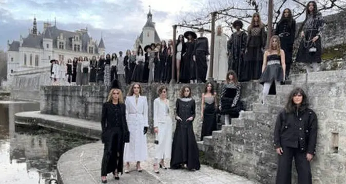 Chanel, sfilata nel castello: il look vincente è quello di Caterina de' Medici