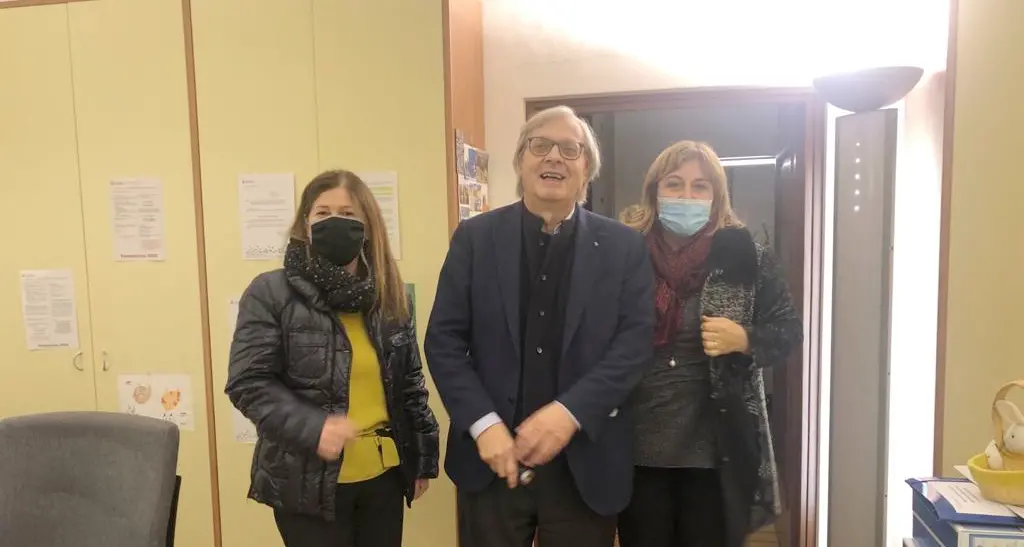 Mezzocorona, Sgarbi arriva di sabato sera per visitare i palazzi: sempre senza mascherina
