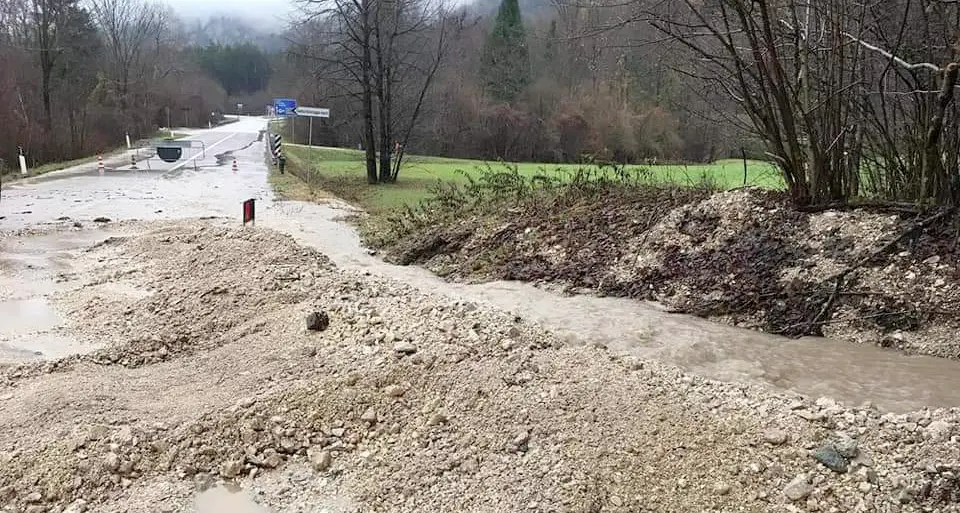 Piove e nevica: strade chiuse, passi chiusi, pericolo valanghe e smottamento allo svincolo di Civezzano