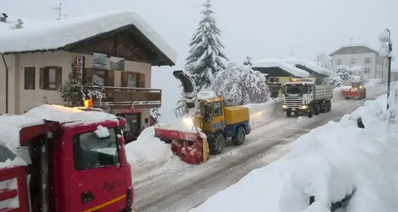 Maltempo e pioggia, un bollettino di guerra: tre metri di neve al Tonale, frazioni isolate in Primiero, valanghe sui passi dolomitici