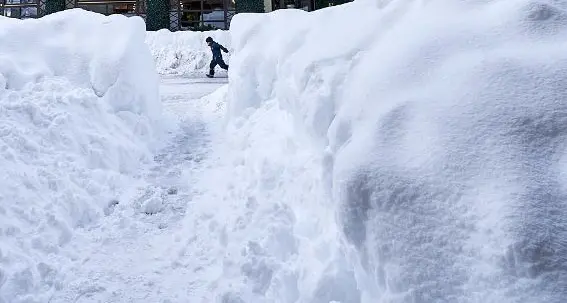 Nevica dai 600 metri, ecco la situazione delle strade valle per valle, passi chiusi e molte arterie inagibili