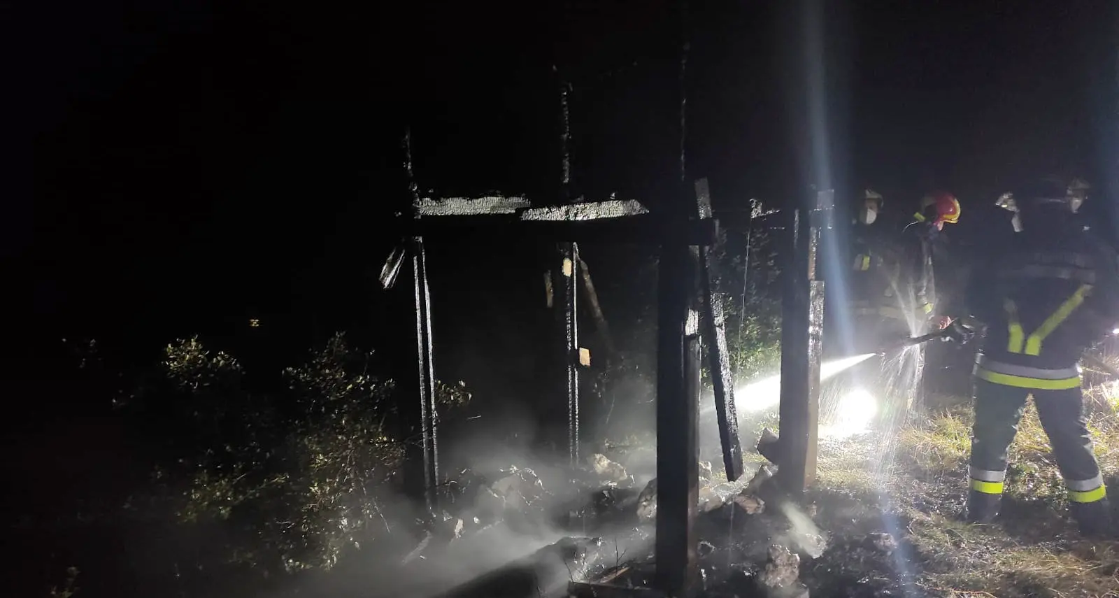 Arco, incendiato il capanno di caccia del sindaco Betta: \"Un atto doloso, dopo tante lettere anonime di minacce\"