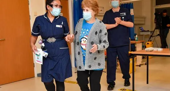 Prime vaccinazioni in Inghilterra: una donna di 91 anni il paziente 1, poi toccherà anche alla coetanea regina Elisabetta