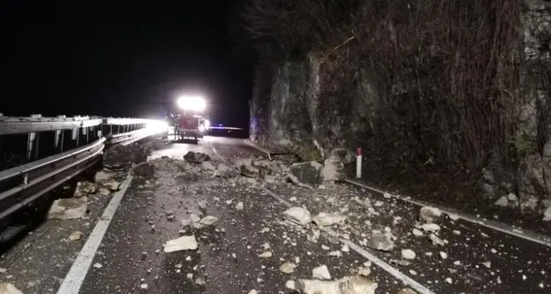 Smottamento al lago di Loppio: da ieri sera chiusa la statale, da Rovereto non si può andare a Riva