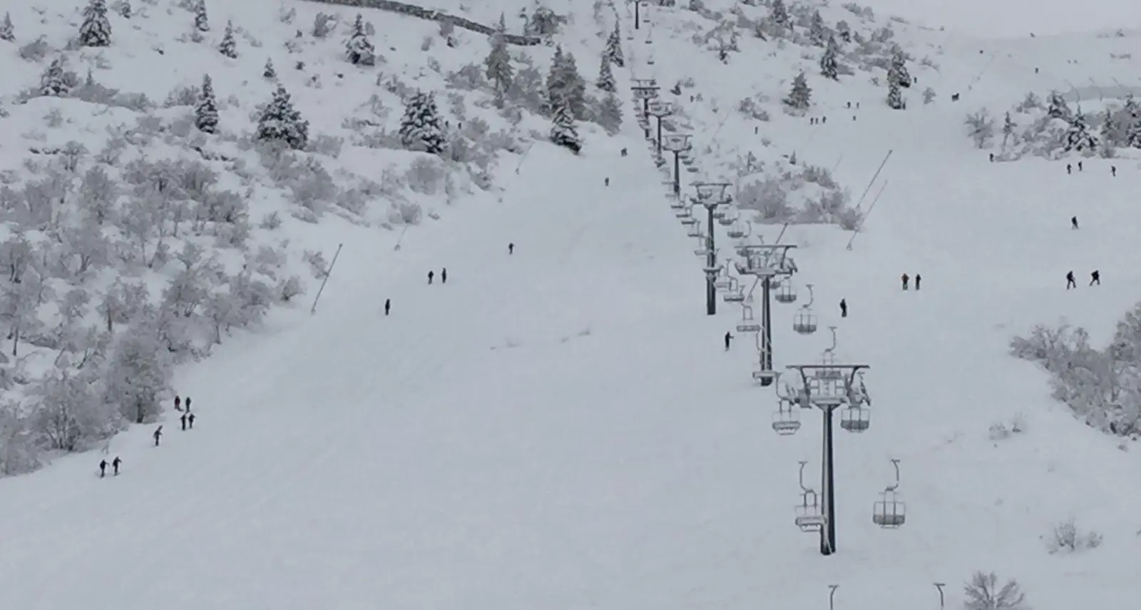 Il Bondone senza gli impianti: un paradiso per skialper, slittini e ciaspole, tanta gente sulla neve come nei giorni migliori