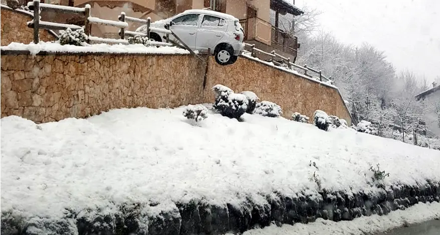 Pinè, l'auto scivola e resta in bilico sopra la strada