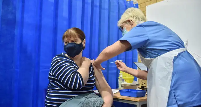 Vaccini covid, Londra rassicura «Ben tollerate le prime dosi Da evitare su soggetti allergici»